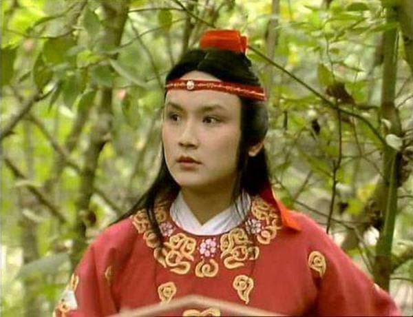 红楼梦：贾宝玉有多金贵？除了通灵宝玉，他身上还戴着两样东西