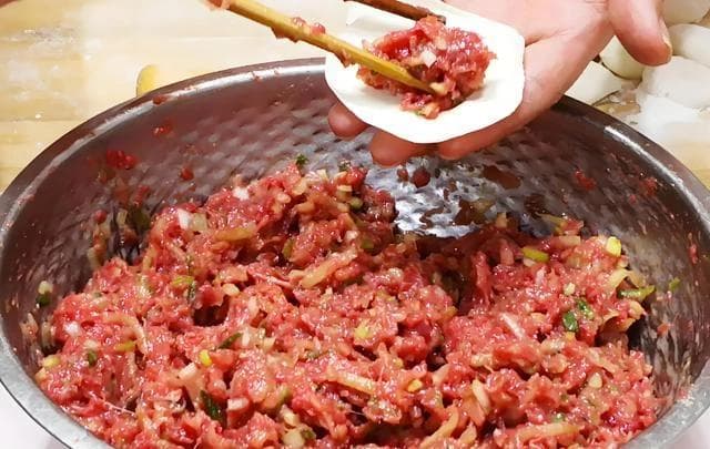 猪肉馅饺子怎么调馅最好吃？这样做鲜嫩多汁，全家人都爱吃