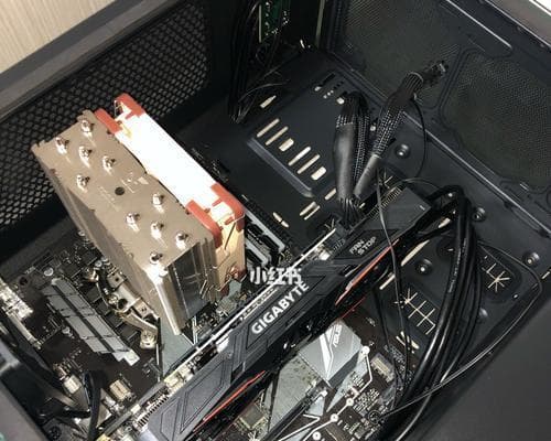 正确安装电脑内存条的关键步骤（插入内存条的正确方向及注意事项）