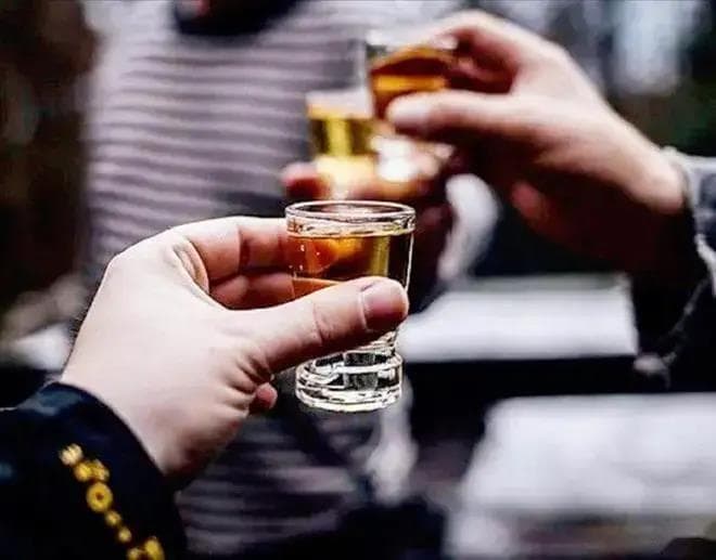 饭局上，有人用“祭祀手”向你敬酒，不要客气，立刻用这3招怼回去！