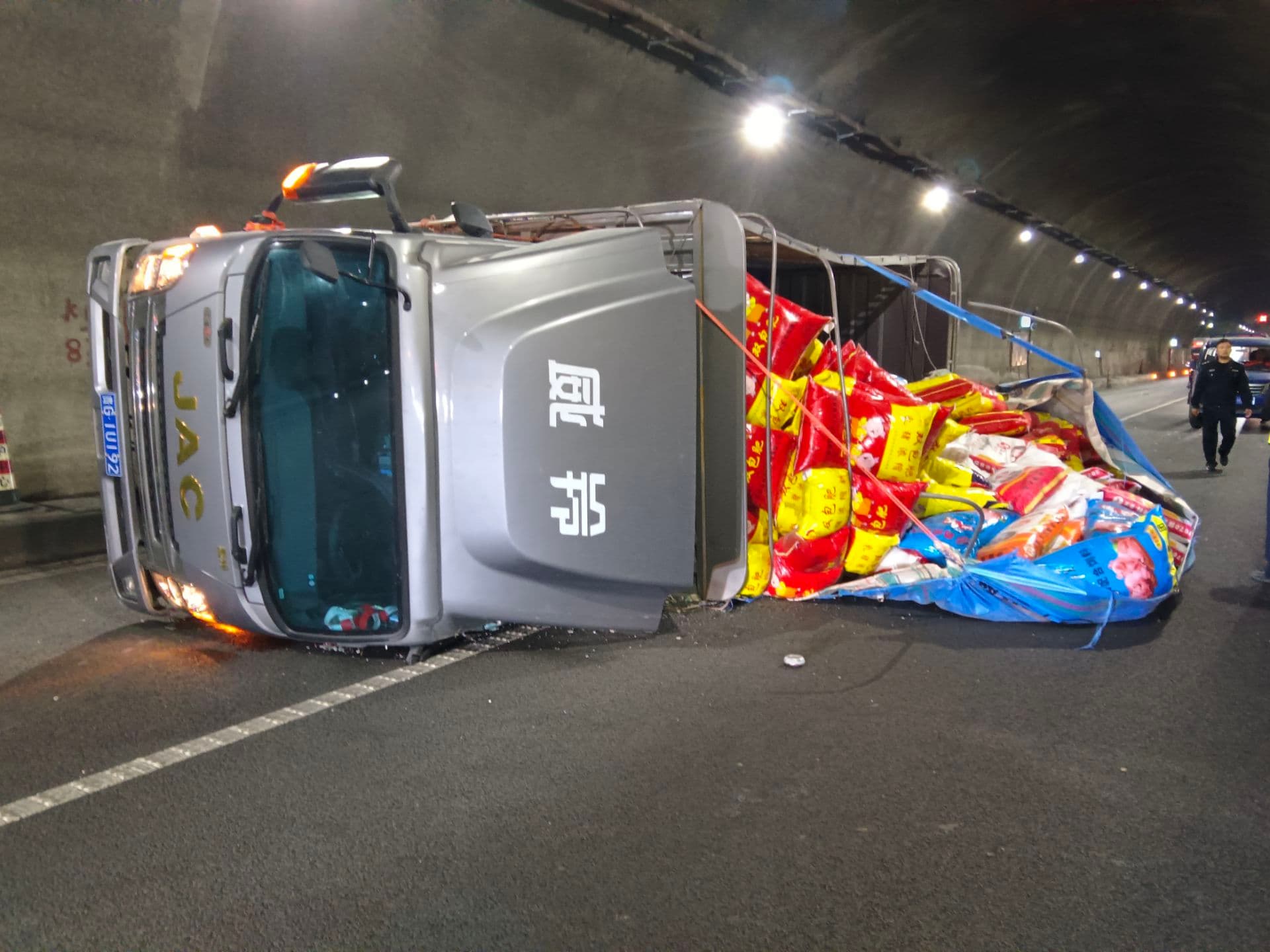 货车侧翻高速隧道 水兴高速“一路三方”高效处置保安全