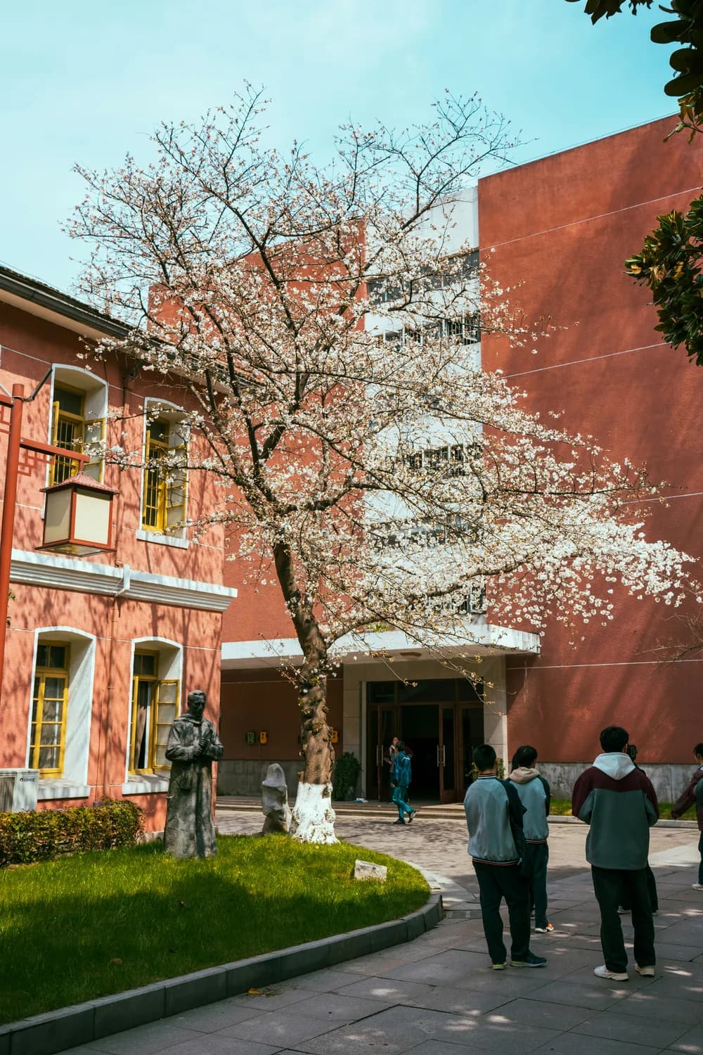 上海日本学校的中国教育适应之路：从课程设置到文化交流
