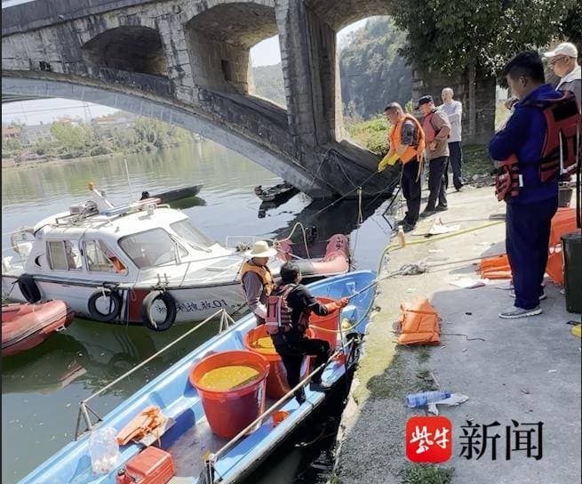 湖南慈利长潭河现"阴阳河"：官方称系甲藻水华，居民质疑排查效率与养殖场污染