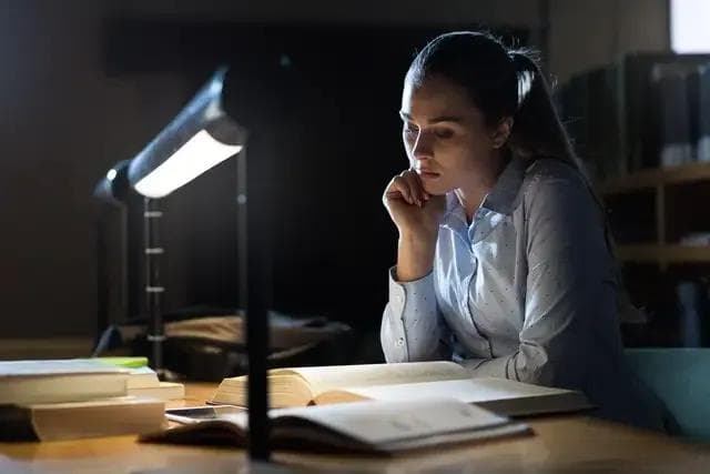 职场中持续加班的原因、影响及应对策略