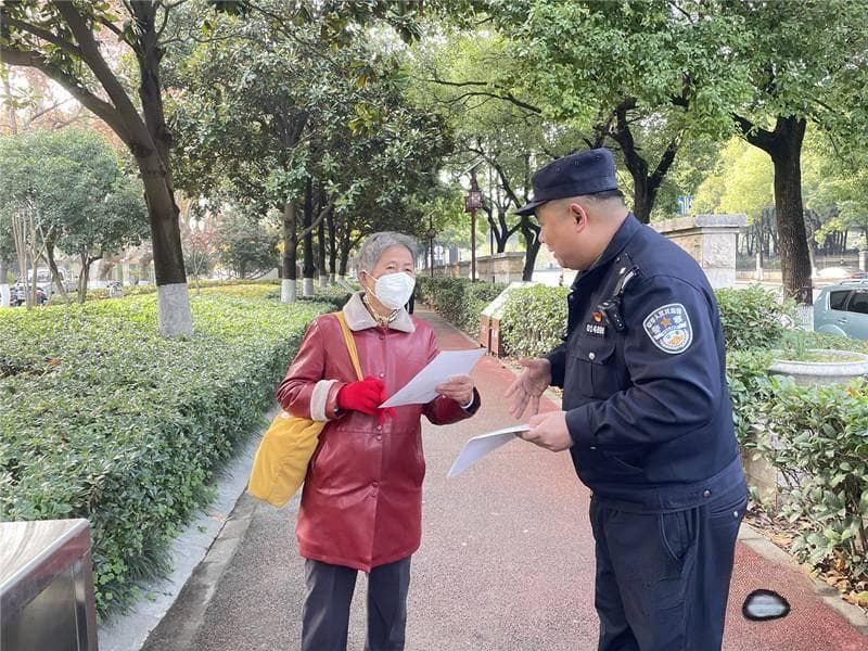 南京警方进社区：多形式反诈宣传守护老人“钱袋子”