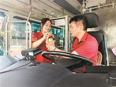 七夕当天，公交出租车夫妻档以坚守岗位诠释浪漫