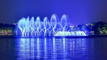 西湖音乐喷泉：杭州湖滨路的璀璨夜景