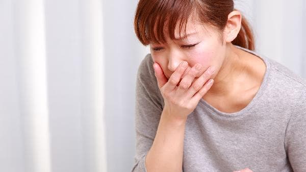 嗓子疼还干呕？当心这四种健康隐患！