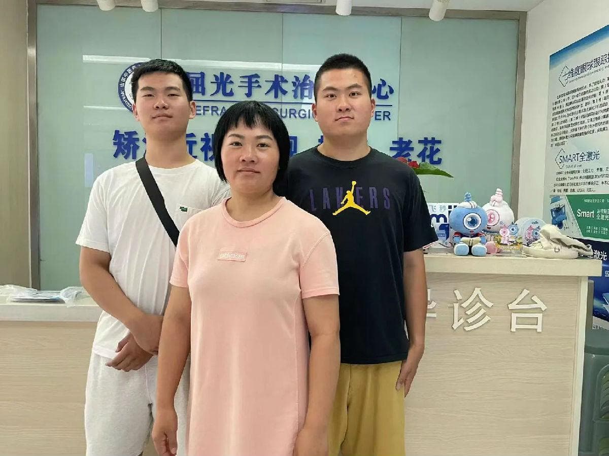 一家3人结伴做激光手术 医生“量”眼定制不同手术方式