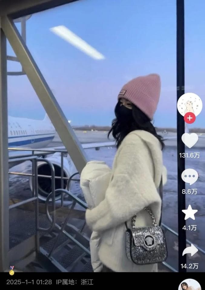 赵露思微博已公开可见，病后首度公开露面