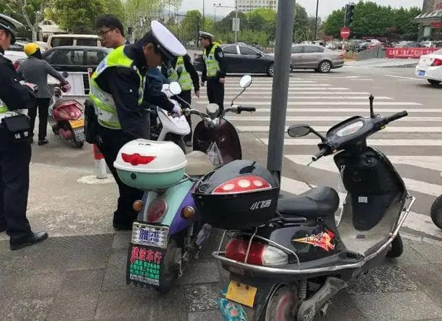 2025年起，2种颜色车牌永久失效，车辆禁止上路，但这3种交警不查