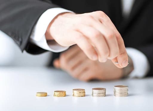 如何进行金融指标的参数设置？这种参数设置有哪些影响？