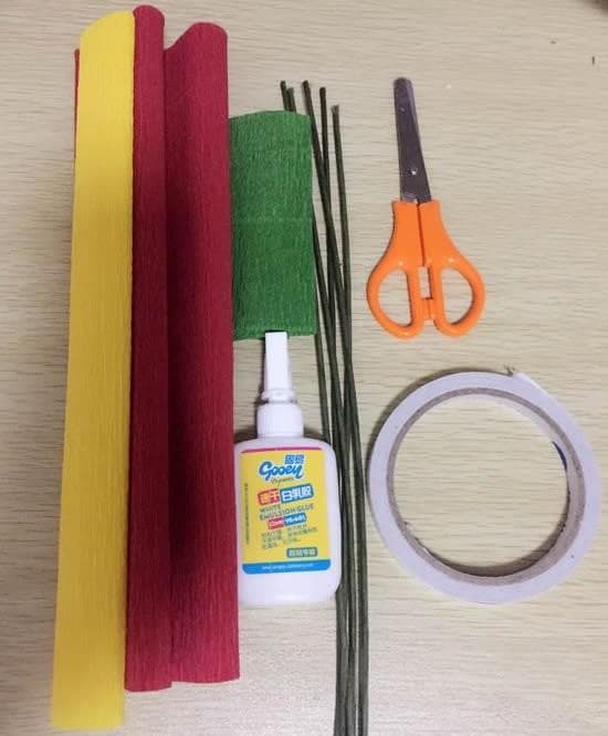 康乃馨手工折纸花步骤（康乃馨皱纹纸花的手工制作方法图解教程）