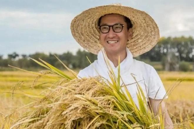 54岁周杰现状：父母早已离世，无戏可拍至今不婚，自嘲无家可归
