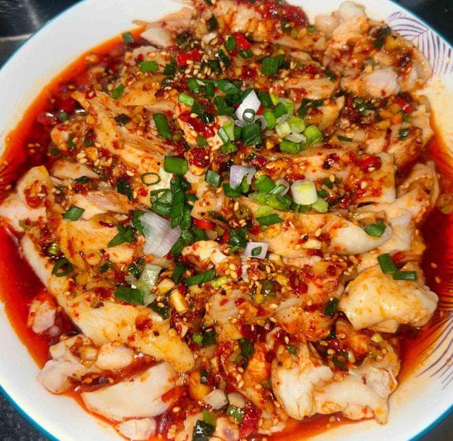 椒麻口水鸡：麻辣交织，香气扑鼻