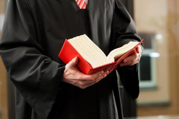 法官与审判长：权力与职责的解析