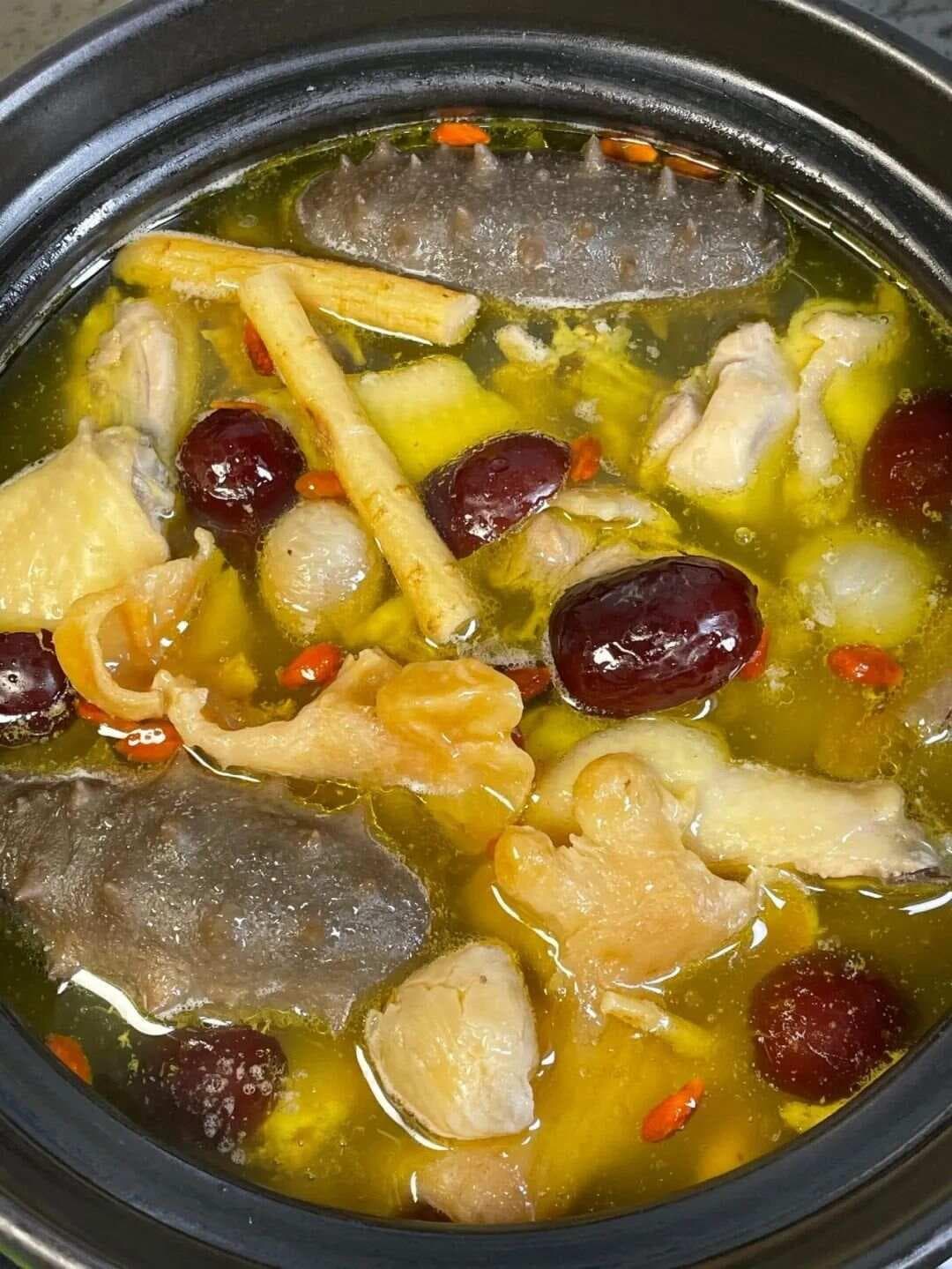 花胶海参鸡汤：秋季滋补养生的绝佳选择
