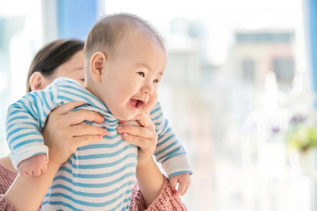 婴儿呛奶，你还在竖抱+拍背吗？别让无知害了孩子