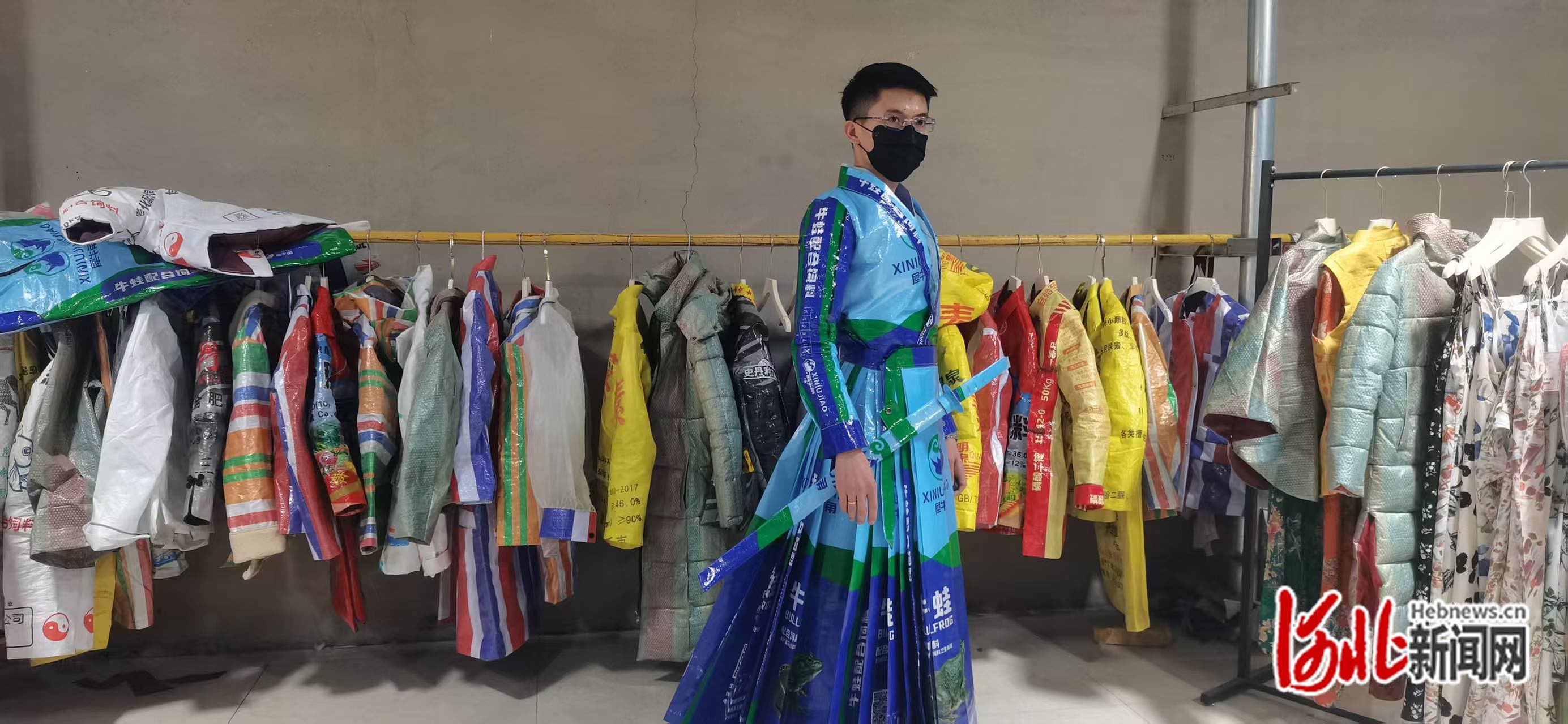 编织袋闯入时装界！沧州小伙3个月用废弃编织袋自制60件服饰走红网络