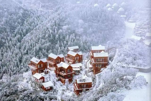 西南最大滑雪场落户六盘水，乌蒙山腹地崛起“冰雪城”