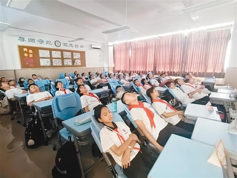 可调节高度 可躺着午休 让课桌椅和孩子们一同“成长”