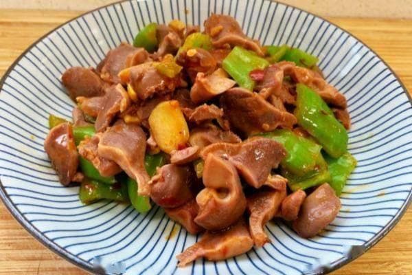 家常爆炒鸡胗是一道色香味俱佳的经典菜肴，深受许多人的喜爱