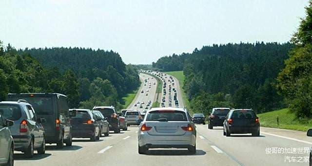 高速公路上开车怎么正确超车？掌握这几点，高速公路很容易开