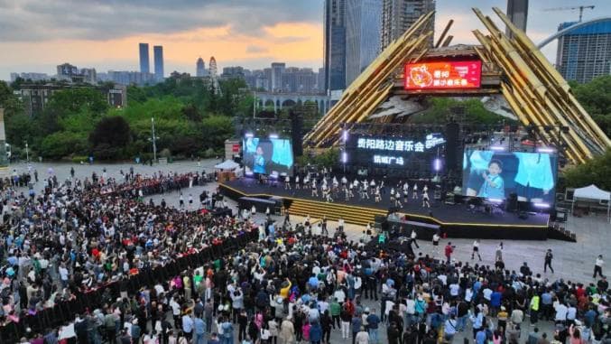 在路边，邂逅浪漫音乐会