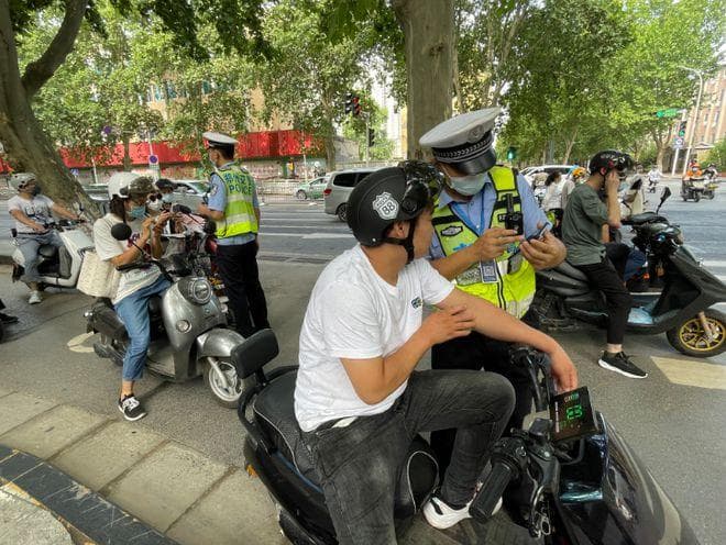 2025年，电动车、三轮车合法上路不被罚，交警：须满足这3点要求