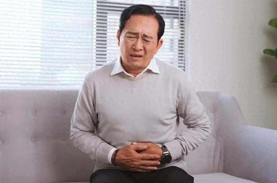 饭后常胃胀的人，八成是两处堵住了！跟着推一推，消化顺畅多了！
