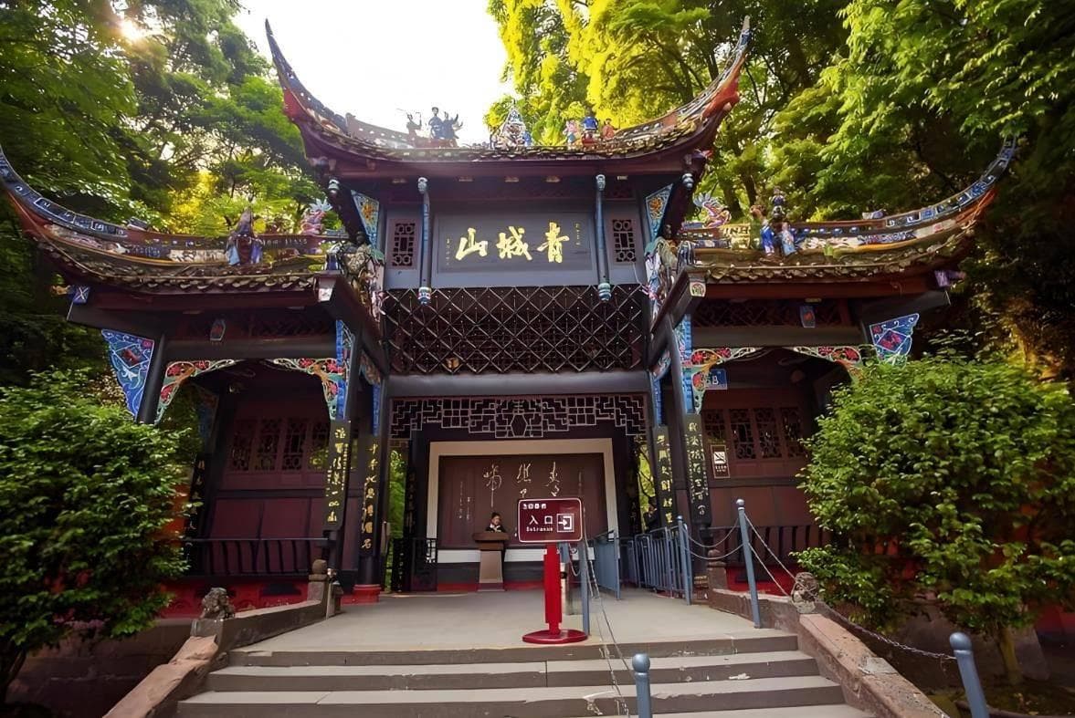 四川国旅成都高新第六分社：探索成都美景，青城山与都江堰的奇观