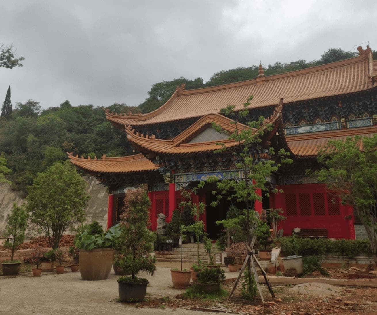 云南安宁曹溪寺：一座融合宋代建筑风格的佛教圣地