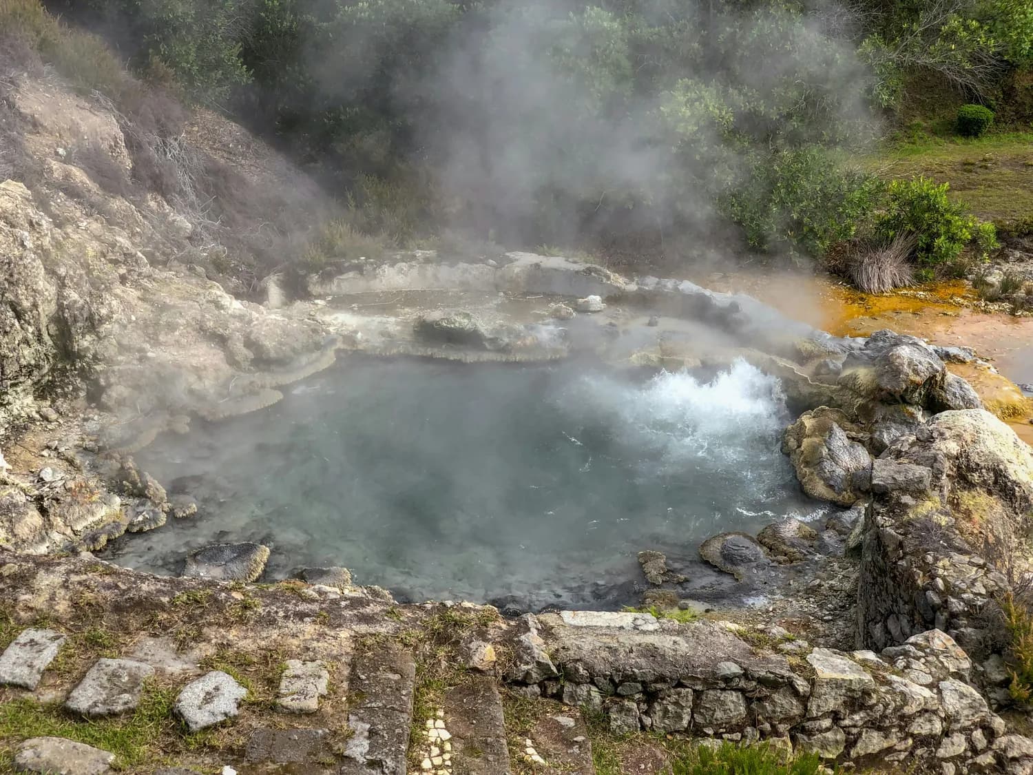 腾冲火山温泉：和顺古镇的自然奇观