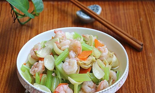 美味健康，以西芹百合烹制法（烹制秘诀揭秘，一份清爽健康菜谱等你来试）