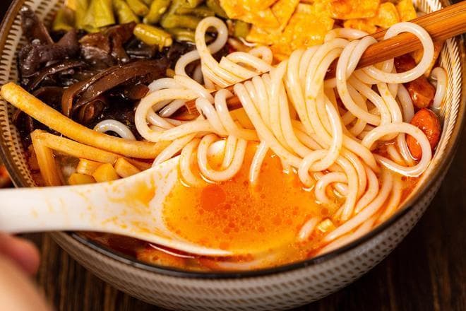 柳州土著来唠嗑，正宗螺蛳粉配料大公开！看看你吃的那份全了没？