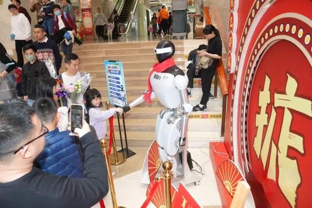 粤产人形机器人亮相广州“百年花市”