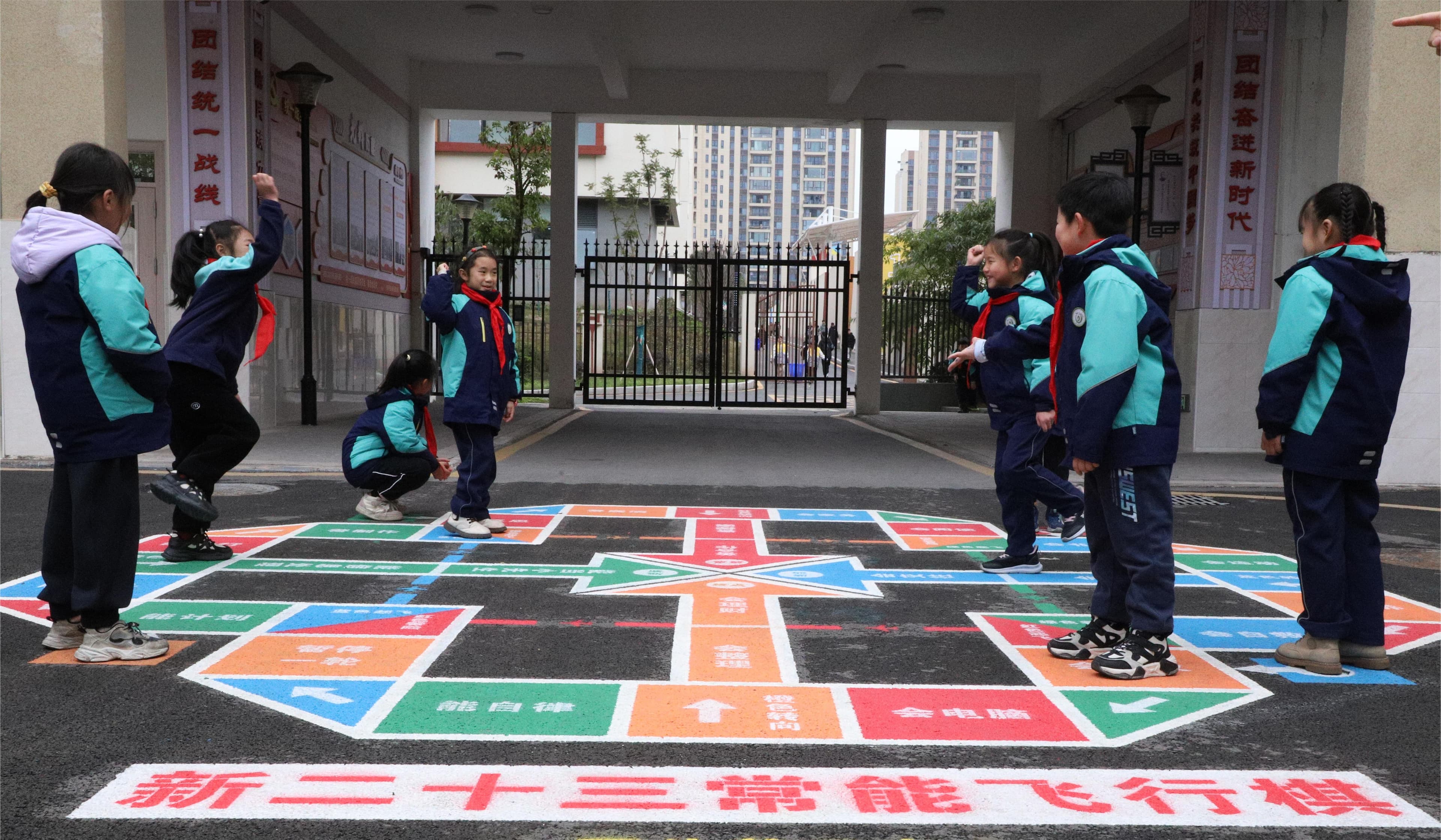 合川区花果小学：积极落实体育教学改革，引入地面游戏丰富校园生活
