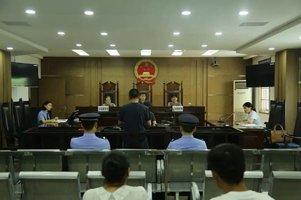 要求公交车司机随意停靠遭拒，长沙一男子抢夺方向盘获刑三年