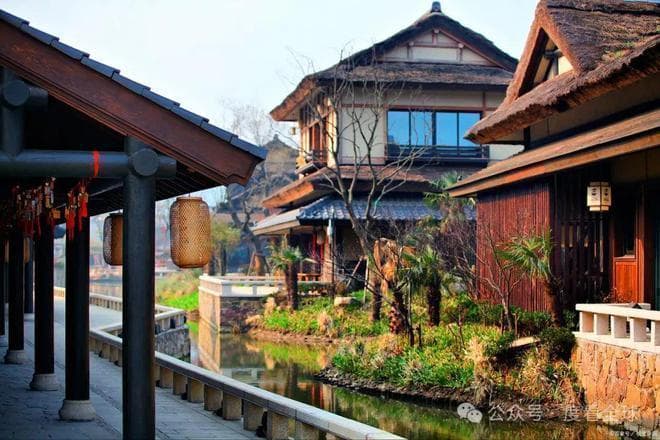 建筑仿拈花姿态，无锡拈花湾成国家级文旅消费集聚区