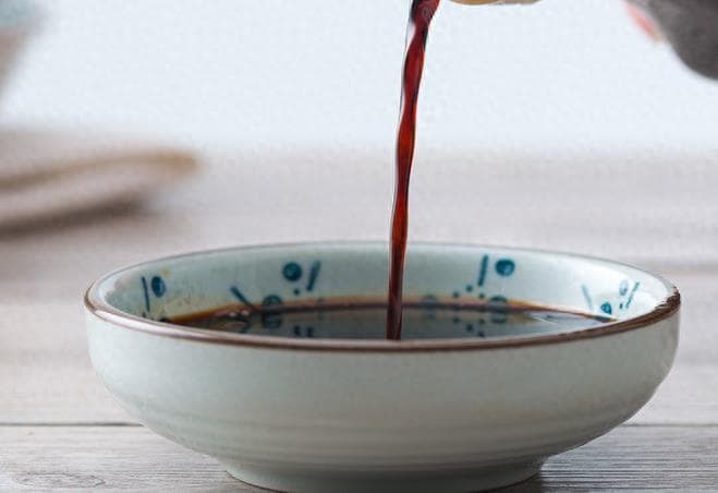 揭秘自制酱油：探访秘制酱油的背后故事。