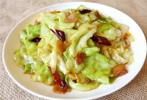 炝炒圆白菜，不仅色香味俱佳，而且营养丰富，深受人们喜爱