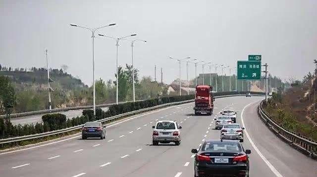 高速公路限速标准更改，一刀切变为灵活调整，龟速行车也会受处罚