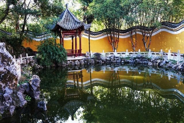沐浴江风，古寺清幽，这座小城坐拥万里长江第一塔