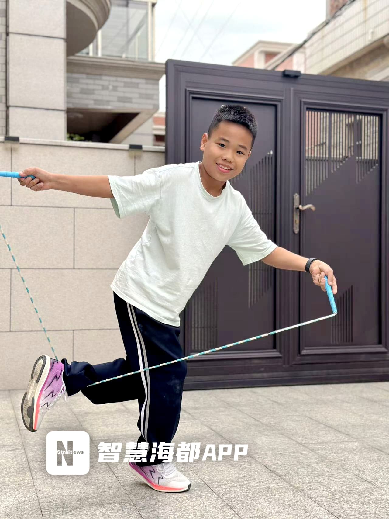 跳绳跳出“策马扬鞭”的感觉！泉州10岁男孩花样跳绳走红网络