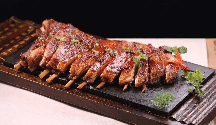 鲜嫩多汁的烤羊排：宴客佳品