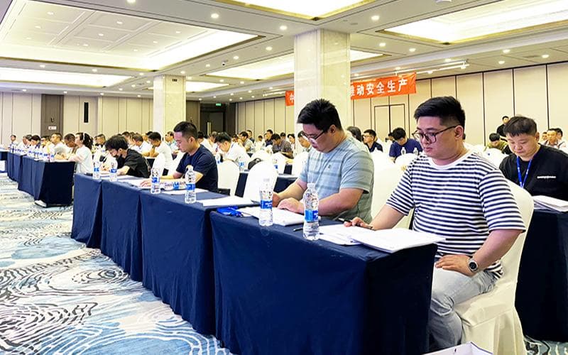 企业配备注册安全工程师需满足哪些基本条件？人数方面有何规定？
