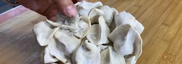 饺子冻成一坨不必愁，教你盐水解冻法，分离不破皮，口感更佳