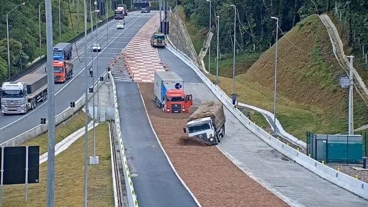 你知道避险车道吗？堪称失控车辆的“救命路”，冲击画面太惊险！