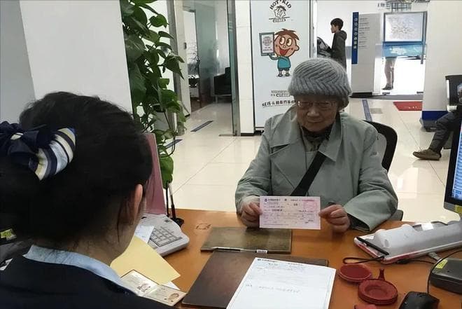 老人去世后存款取不出来咋办？银行工作人员教你一招，方便又快捷