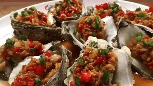 蒸制生蚝，是一种保留其原汁原味、营养丰富的烹饪方式